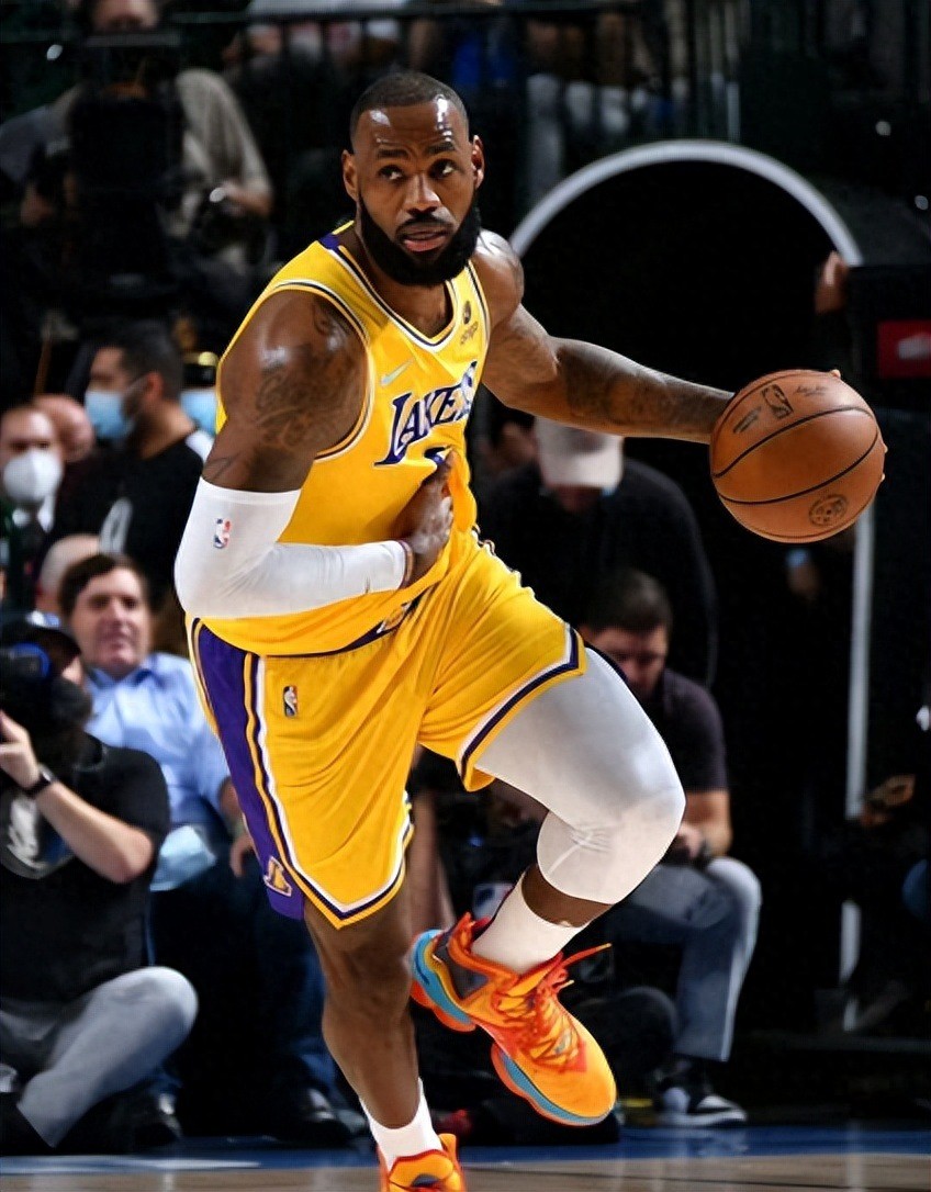 包含清晨NBA季后赛传出新动向，多特蒙德扳平良机，管理层表态——悬念犹存，更衣室氛围转暖的词条